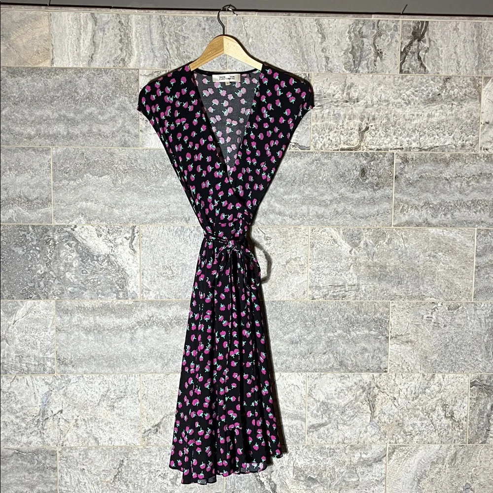 💥HP💥Diane von Furstenberg “Goldie” Wrap Dress – US 2 – Swirling Berries - Picture 3 of 8